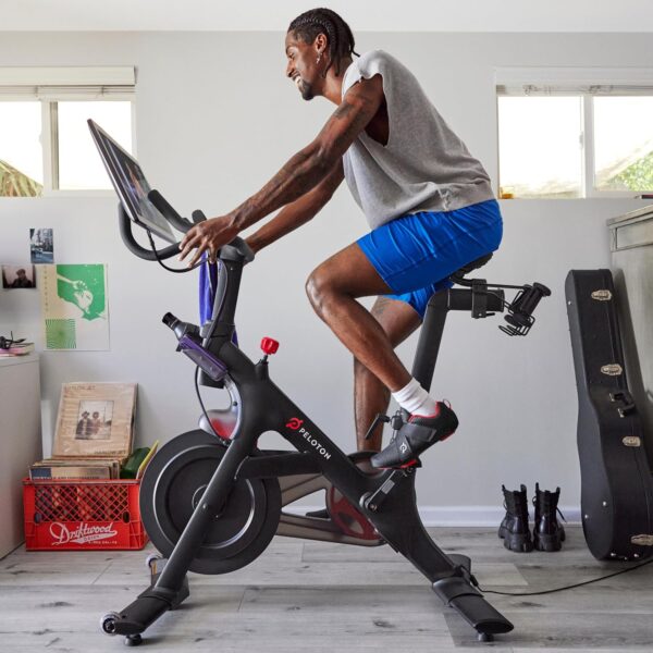 Peloton Heimtrainer Ergometer Indoor Fitnessbike Innovatives Training Tausende Kurse Riesige Community | Original Peloton Bike und Bike+ – Bild 2