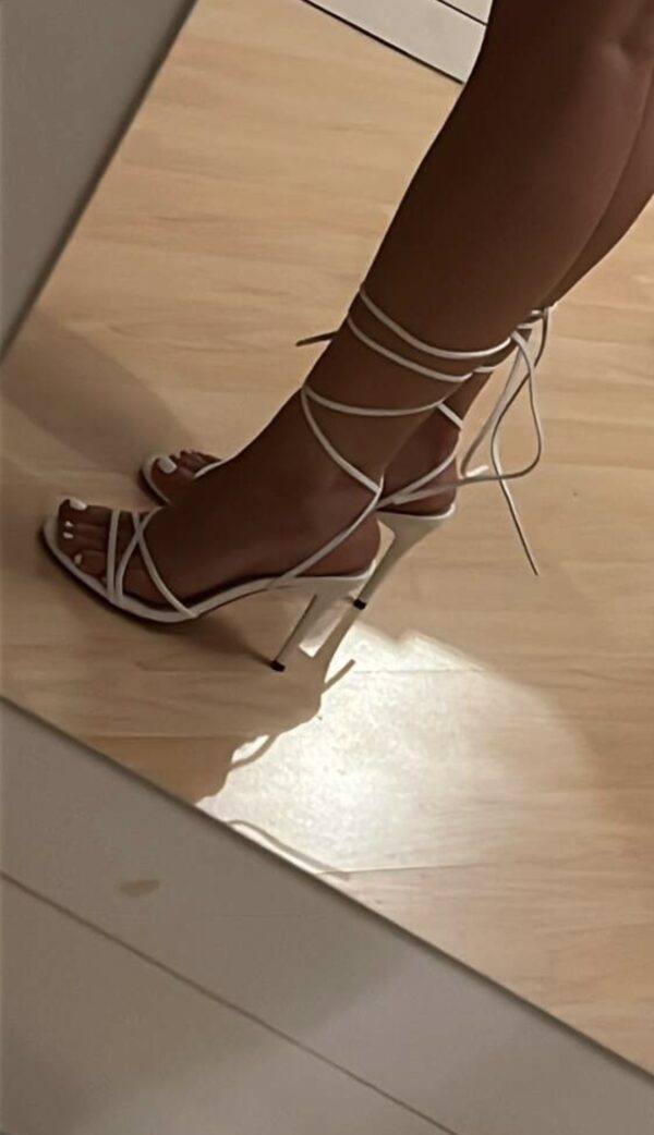 High Heels 10cm Absatz getragen in weiss 38