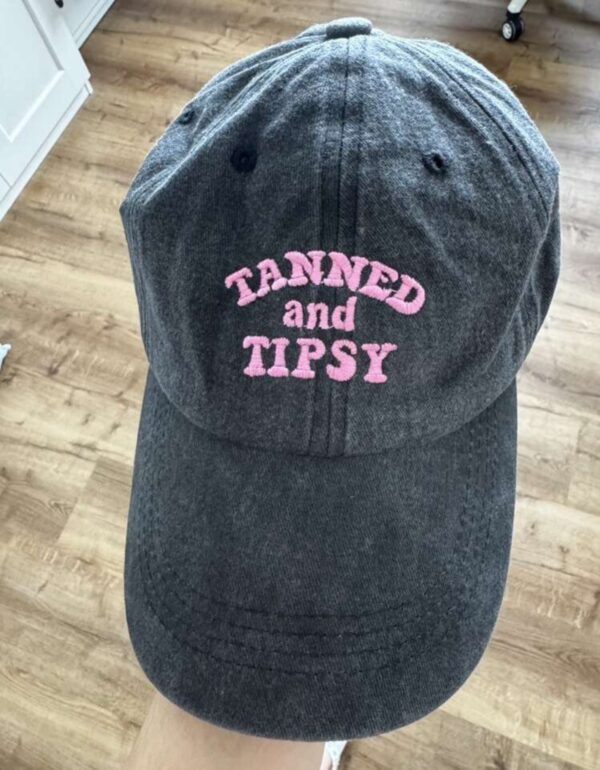 🧢☀️ Damen Baseball Cap – „TANNED AND TIPSY“ – bestickt • verstellbar • atmungsaktiv • Outdoor-Style 🎁🌴